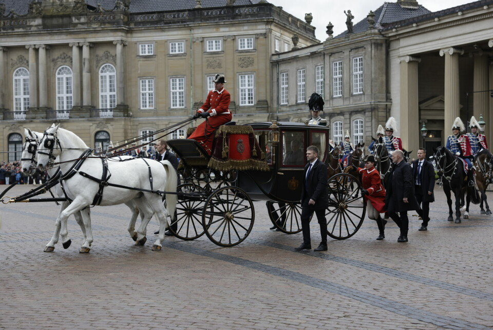 Dronning Margrethe i karet på vej mod Christiansborg i sine sidste minutter som regent.