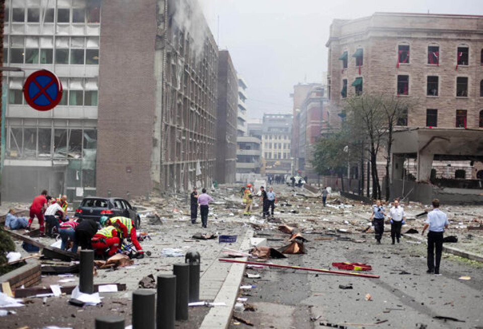 Sådan så Oslo ud efter bombesprængningen i fjor. Nu hædres heltene, der satte deres liv på spil for at redde andre. Foto: AP