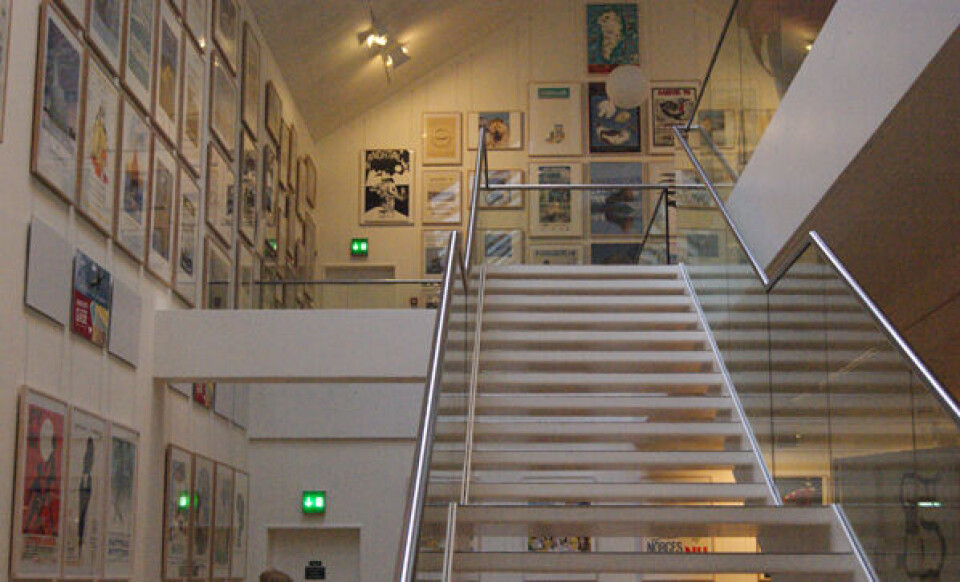 Grønlands plakaterne findes på førstesalen på Plakatmuseet i Den gamle By. Foto: Hanne Broberg Jul i Grønland. Foto: Hanne Broberg Foto: Hanne Broberg Poq-grønlænder er også blandt de mange plakater. Foto: Hanne Broberg Tukak-teatret med en af sine forestillinger. Foto: Hanne Broberg Det grønlandske smil. Foto: Hanne Broberg Foto: Hanne Broberg I Renæssancegården var der en mini-udstilling med grønlandsk tema. Blandt andet med avisen Sermitsiaq. Foto: Hanne Broberg I Renæssancegården kunne man skære figurer ud i håndsæbe. Foto: Hanne Broberg Tupilakker under bearbejdelse. Foto: Hanne Broberg