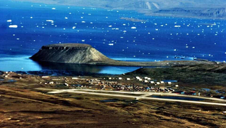Folketingsmedlemmerne besøgte også Dundas, kolonien under det karakteristiske fjeld, Uummannaq. Foto: Jyllands-Posten/Torben Stroyer