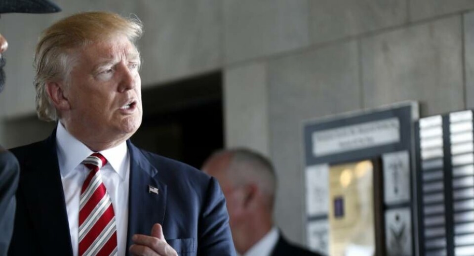 Hillary Clintons plan for Syrien kan 'føre til Tredje Verdenskrig', advarer rivalen Donald Trump, der halter bagud to uger før det amerikanske præsidentvalg