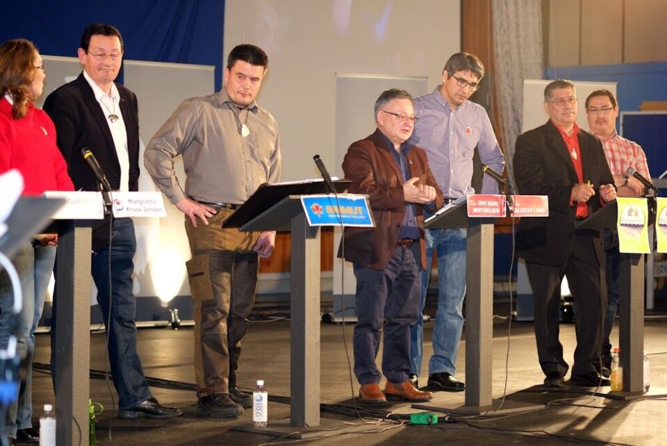 Onsdag aften var der TV-valgdebat i hallen i Qaqortoq. Fra venstre er det Demokraterne, Atassut, Siumut, Inuit Ataqatigiit og Kattusseqatigiit Partiiat. Da billedet er taget under den dansksprogede del af debatten, er Partii Inuit ikke repræsenteret. Foto: Ole G. Jensen