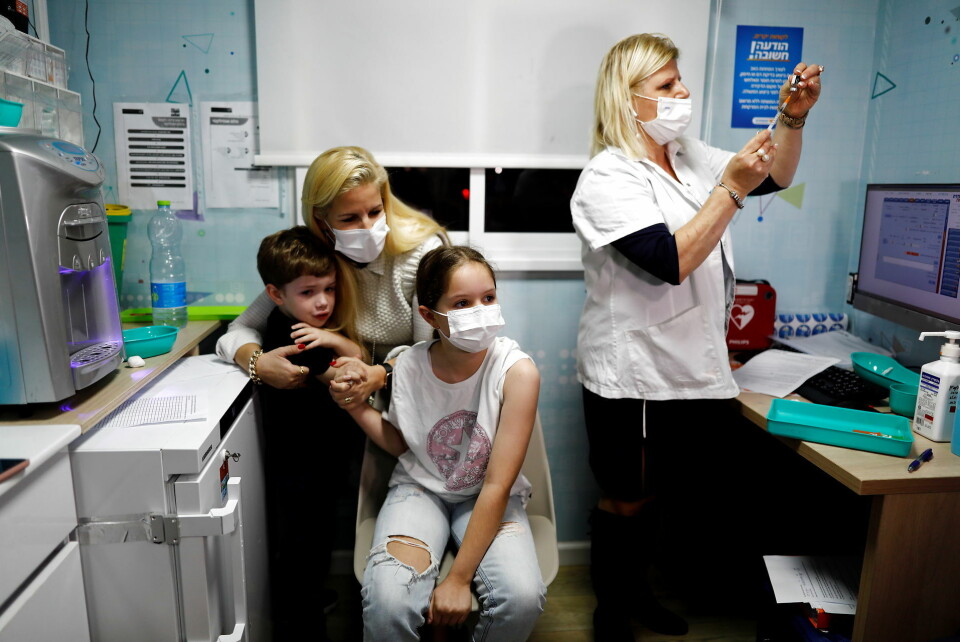En 11-årig pige venter på at modtage sin første vaccination mod coronavirus (COVID-19), efter at landet har godkendt vaccinationer til børn i alderen 5-11. Det sker i byen Tel Aviv i Israel mandag.