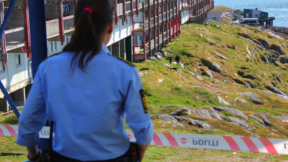 Politiet foretager undersøgelser ved Blok 17 i Nuuk, hvor en 26-årig mand blev fundet død 20. juni. Arkivfoto: Benny Kokholm