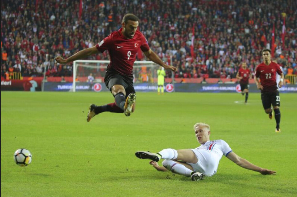 Birkir Bjarnason qaqortumik kiatillip Tyrkiamiut saassusseriaraluarnerat pinngitsoortippaa.