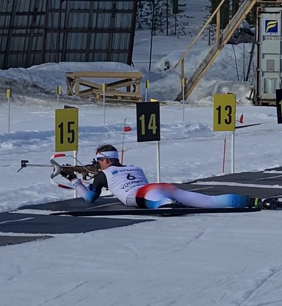Sondre Slettemark skyder fejlfrit i to første runder, mens han skød forbi en enkel gang i tredje omgang. Den unge fyr har lige deltaget i European Youth Olympic Festival i Finland.