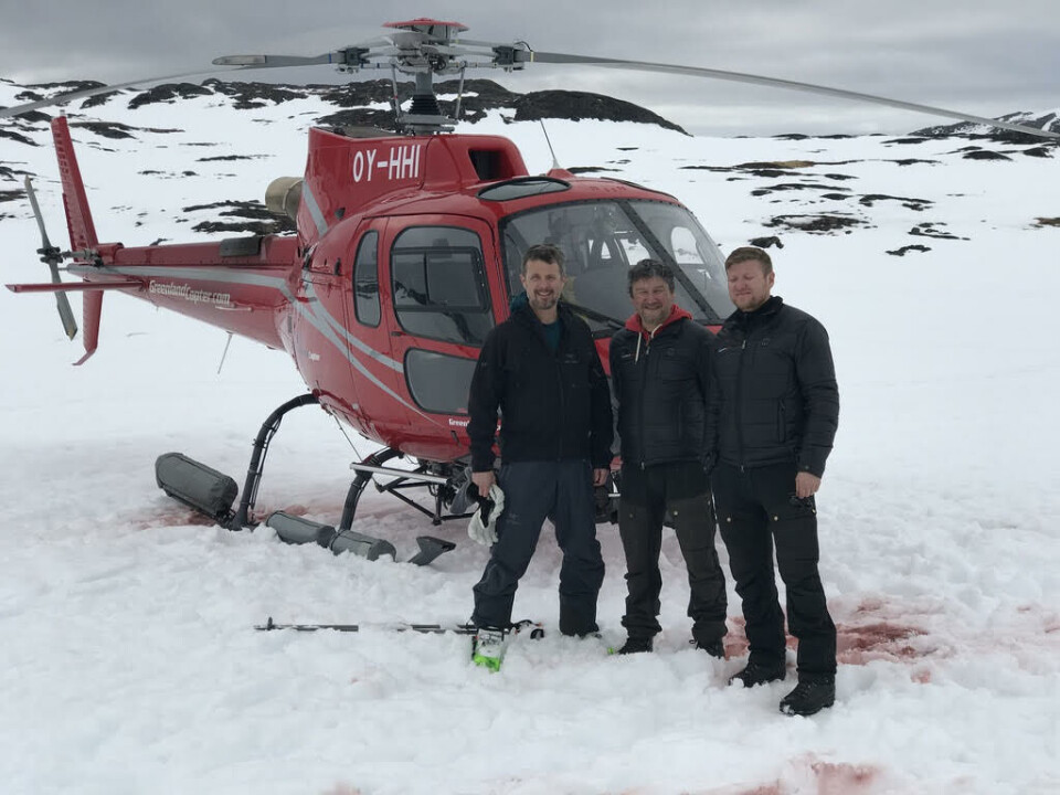 Et af s specialer er at flyve turister på heliskiing i fjeldene omkring Tasiilaq og Kulusuk, hvor der er rige muligheder for at dyrke den sport. I april 2018 var kronprins Frederik og venner på et ugelangt ophold i Østgrønland for at stå på heliski. På billedet ses fra venstre: Kronprins Frederik, Greenlandcopters direktør Tim Nicolaisen og tidligere pilot i selskabet, Johannes Holst. Greenlandcopter