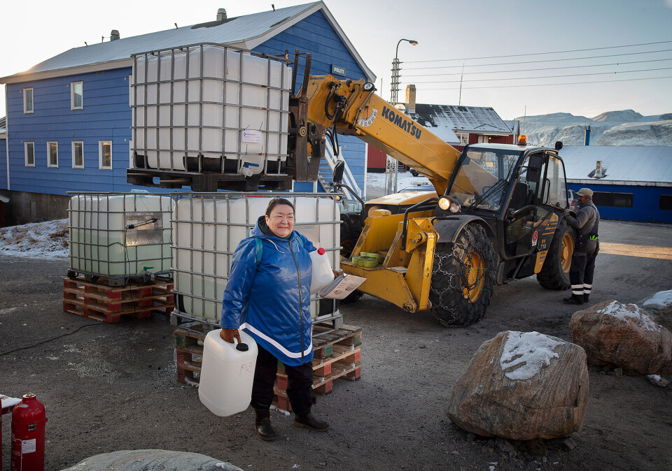 Borgere i Uummannaq kan hente vand i tanker, som har sat til rådighed flere steder i byen. Nu forsynes byen med vand fra vandværket igen. Nukissiorfiit