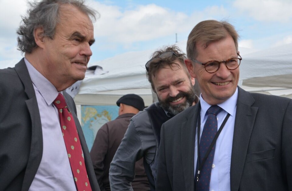 Fra venstre formand for Europa-Parlamentets intergruppe for bæredygtig jagt, Karl Heinz Florenz fra Tyskland, Ole Ørum, Inuit Sila og Bendt Bendtsen, medlem af Europa-Parlamentet for Konservative Arktis MediaHer bliver østrigske medlemmer af Europa-Parlamentet fotograferet sammen med Aavaat-koret og Aaju Peter, Leif Fontain og Inuit Sila Arktis MediaMadambassadør Anne Sofie Hardenberg har travlt med at stege sælkød Arktis MediaFangstforkæmper Aaju Peter foran Europa-Parlamentsbygningen i Strasbourg Arktis MediaInuit Sila's telt foran Europa-Parlamentets bygning Arktis MediaFra venstre formand for Europa-Parlamentets intergruppe for bæredygtig jagt, Karl Heinz Florenz fra Tyskland, Ole Ørum, Inuit Sila og Bendt Bendtsen, medlem af Europa-Parlamentet for Konservative Arktis MediaHer bliver østrigske medlemmer af Europa-Parlamentet fotograferet sammen med Aavaat-koret og Aaju Peter, Leif Fontain og Inuit Sila Arktis MediaMadambassadør Anne Sofie Hardenberg har travlt med at stege sælkød Arktis MediaFangstforkæmper Aaju Peter foran Europa-Parlamentsbygningen i Strasbourg Arktis MediaInuit Sila's telt foran Europa-Parlamentets bygning Arktis MediaFra venstre formand for Europa-Parlamentets intergruppe for bæredygtig jagt, Karl Heinz Florenz fra Tyskland, Ole Ørum, Inuit Sila og Bendt Bendtsen, medlem af Europa-Parlamentet for Konservative Arktis Media