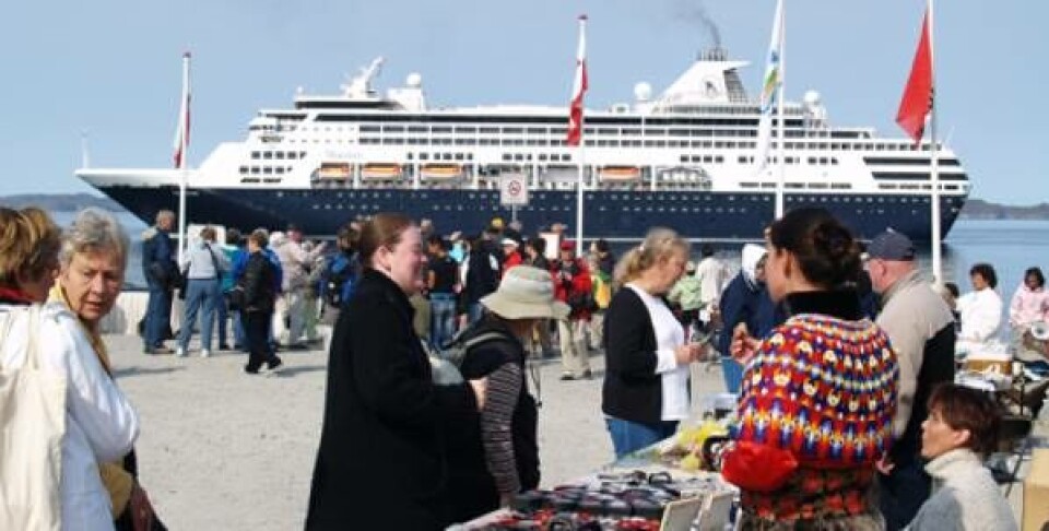 Et krydstogtskib anløber Nuuk.