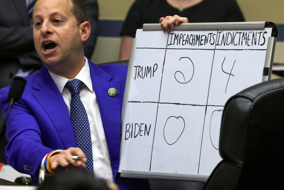 Det demokratiske kongresmedlem Jared Moskowitz fremviser en planche med en optælling over, hvor mange rigsretssager og tiltaler der er blevet fremlagt mod henholdsvis præsident Joe Biden og ekspræsident Donald Trump under torsdagens høring.