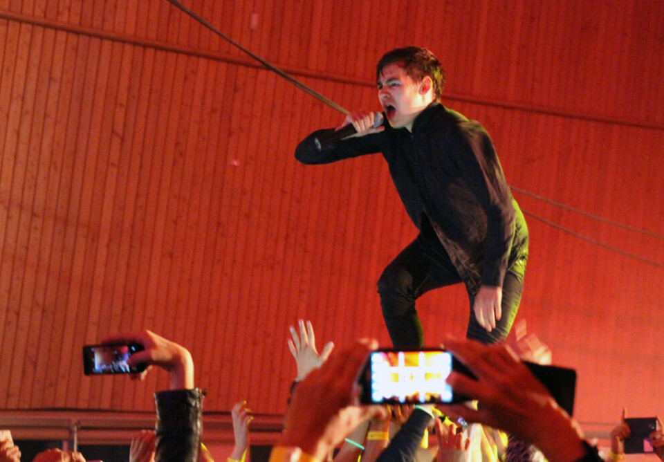 Forsanger i Small Time Giants, Miki Jensen Miki, crowd surfer
