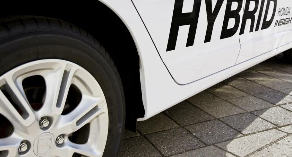 Hybridbiler vil i langt de fleste sammenhænge stadig være mindre forurenende end benzin- og diesebiler, oplyser Grønlands Erhverv i et høringssvar.