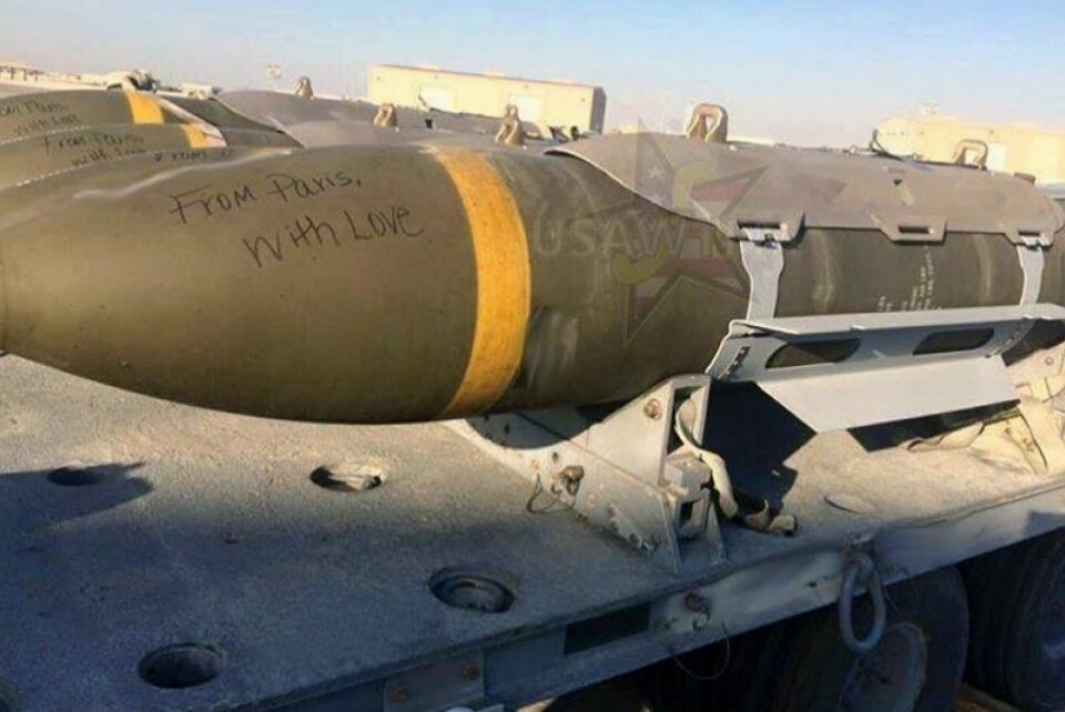 'From Paris with love', har en amerikansk deling piloter skrevet på én af sine mange bomber. Både Hellfire-missiler og JDAM-bomber er blevet udstyret med påskrifter som denne