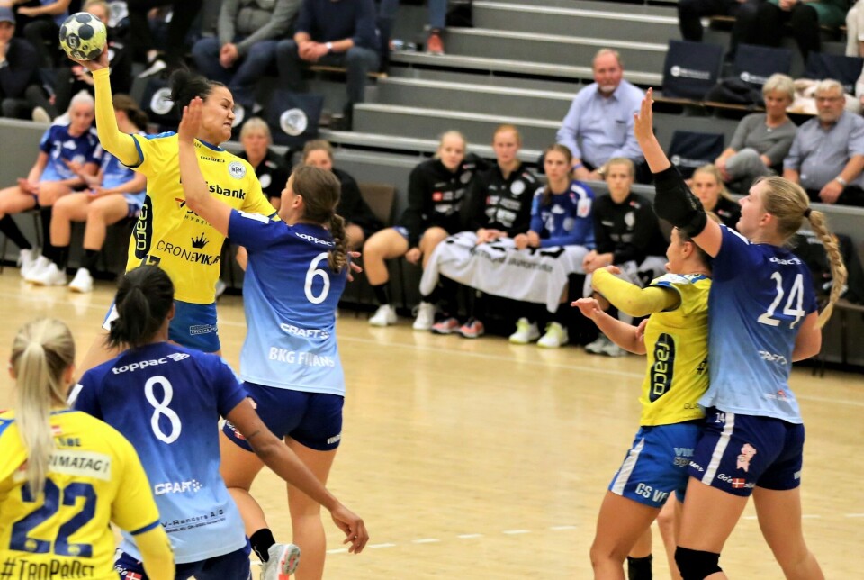 Lykke Frank Hansen med bolden forsøger at komme på skudhold.