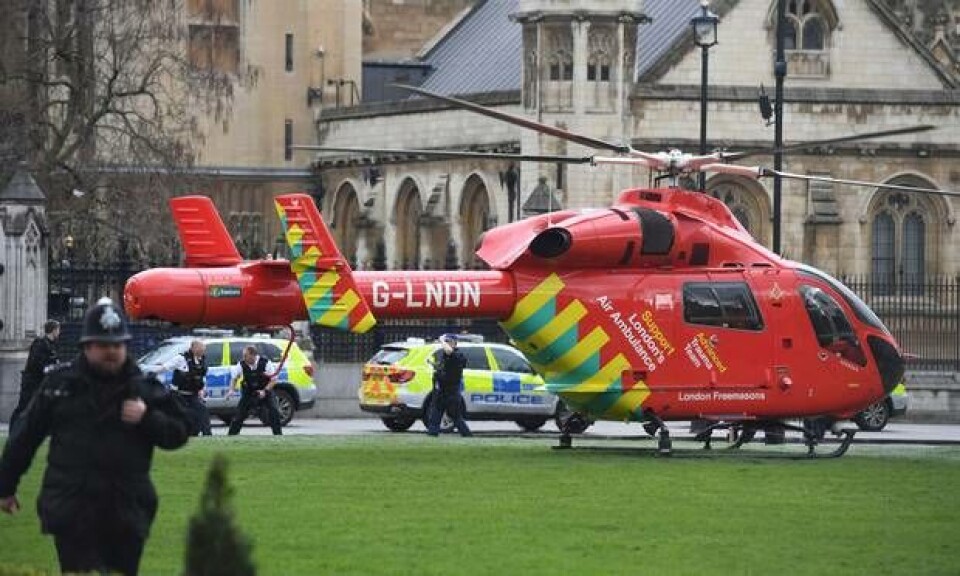 Redningshelikopter foran det britiske parlament. Terror i London