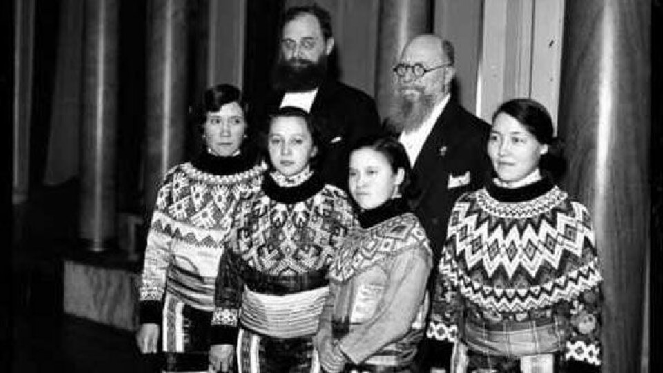Peter Freuchen og Thorvald Stauning sammen med en gruppe grønlandske piger. Ca. 1930. Hvis du kender dem, vil Mediemusseet gerne have at vide, hvem det er. Foto: Mediemuseet/Tage Christensen