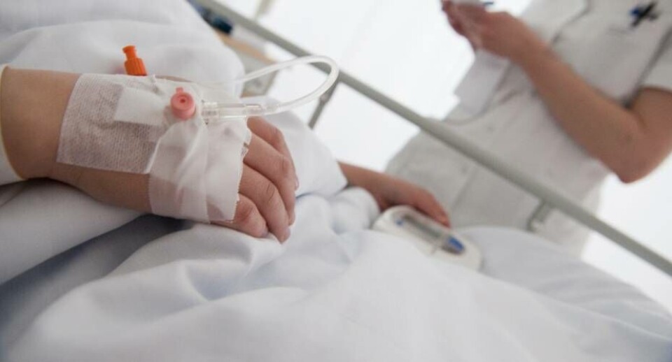 Der er stigende smitte med Covid-19 blandt indlagte patienter og personale i sundhedsvæsenet. Pårørende skal begrænse deres besøg.