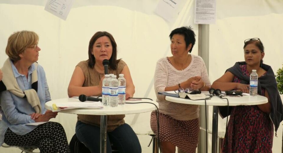Fra venstre ses konsulent ved rejseholdet, Karin Steen Madsen, naalakkersuisoq Martha Lund Olsen (S), projektansvarlig på Frederiksbergcentret, Maria Tausen samt direktør hos LivaRehab og medlem af Rådet for Socialt Udsatte, Flora Ghosh
