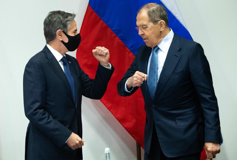 Sergey Lavrov og Antony Blinken støder albuer ved mødet i Arktisk Råd på Island 19.-20. maj.