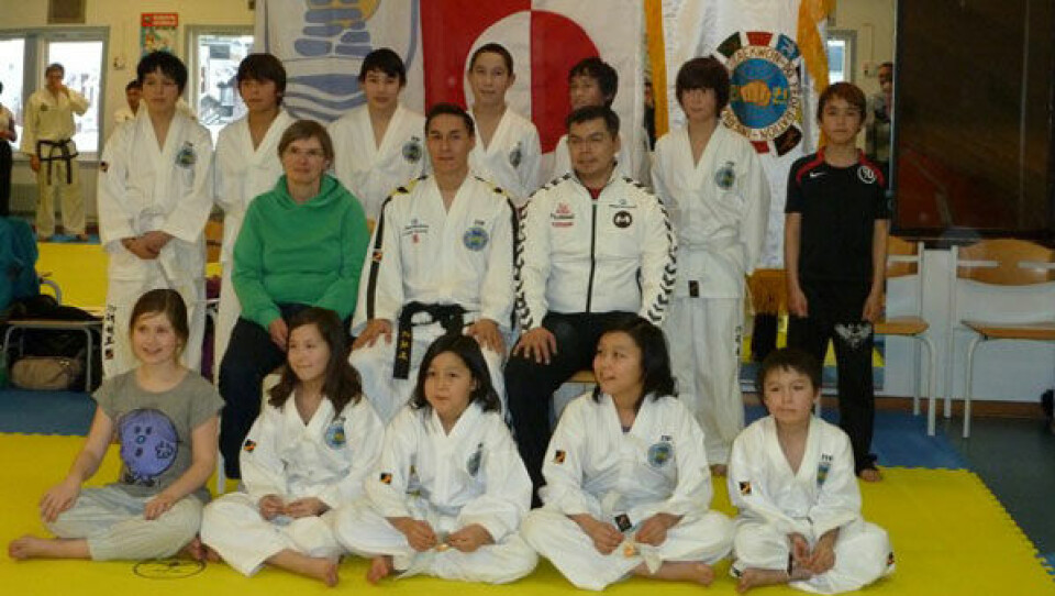 Siddende fra højre: Jonas Geisler, Paneeraq Reimer Nielsen, Ivalu Reimer Nielsen, Kamilla Petrussen og Nalini Mortensen fik gul stribe. I modten fra højre: Kim Rosing fra Grønlands Taekwon-Do Forbund, Landstræner Lauritz Heilmann og Annette Stounberg fra Nuuk Taekwon-Do klub var emd til gradueringen.Stående fra højre: Inunnguaq Nielsen fik gul stribe, Jannik Pedersen fik grøn stribe, Daniel Platou fik sort stribe på rødt bælte, Abraham Josefsen fik sort bælte og Angut Kristiansen fik blåt bælte. Foto: Nuuk Taekwon-Do