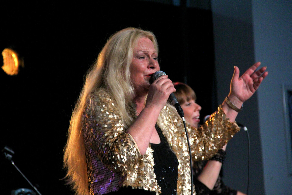 Tonny Willé. Foto: Benny Kokholm Juaaka fans dannede Boogie-Woogie kæde. Foto Benny Kokholm Dans i Katuaqs foyer. Foto: Benny Kokholm Fuldt hus til Pussycat koncert i Katuaq. Foto: Benny Kokholm Juaaka med band. Foto: Benny Kokholm Publikum til Juaaka koncert. Foto: Benny Kokholm Tonny Willé, Pussycat. Foto: Benny Kokholm