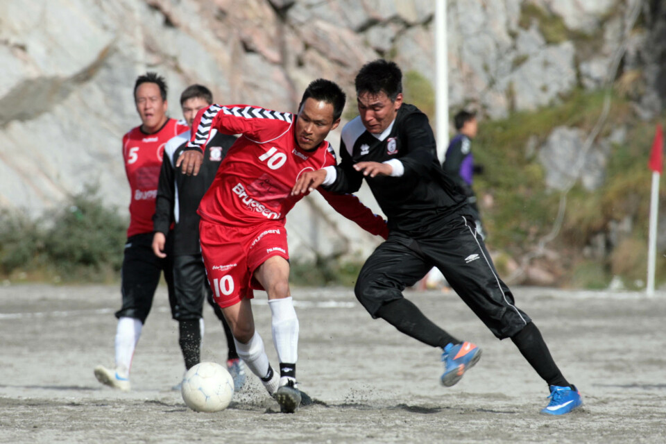 Kamp om bolden i opgøret mellem SAK og FC Malamuk. Det blev en kneben sejr til FC Malamuk. Foto: Bent Petersen Foto: Bent Petersen ATA havde det svært i kampen mod Nagtoralik. Her har de givet Nagtoralik-spilleren alt for god plads. Foto: Bent Petersen Foto: Bent Petersen Hård kamp om bolden i opgøret mellem ATA og Nagtoralik. Foto: Bent Petersen Foto: Bent Petersen Det blev gået til stålet i topkampen mellem B 67 og Nagdlúnguak. Foto: Bent Petersen Foto: Bent Petersen Kamp om bolden i opgøret mellem SAK og FC Malamuk. Det blev en kneben sejr til FC Malamuk. Foto: Bent Petersen Foto: Bent Petersen ATA havde det svært i kampen mod Nagtoralik. Her har de givet Nagtoralik-spilleren alt for god plads. Foto: Bent Petersen Foto: Bent Petersen Hård kamp om bolden i opgøret mellem ATA og Nagtoralik. Foto: Bent Petersen Foto: Bent Petersen Det blev gået til stålet i topkampen mellem B 67 og Nagdlúnguak. Foto: Bent Petersen Foto: Bent Petersen