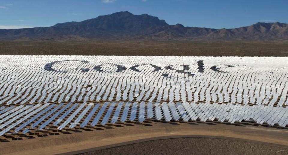 Googles logo er lavet i spejle der reflektere solen ind i en central modtager I Ivanpah Solar Electric Generating System i Mojave ørkenen tæt ved grænsen mellem Californien og Nevada.