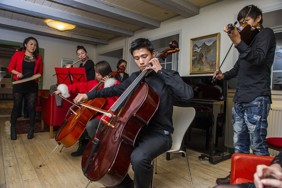 De unge musikere fra Uummannaq og Nuuk har været i Venezuela Leiff JosefsenAnn Andreasen holdt også en takketale Leiff JosefsenOrkesterskolerne i Nuuk og Uummannaq har indledt et tæt samarbejde Leiff JosefsenForstander på børnehjemmet i Uummannaq, Ann Andreasen, blev inviteret til sammenkomst i Hans Egedes Hus i Nuuk af formanden for Naalakkersuisut Aleqa Hammond fra Siumut Leiff JosefsenUnge musikere fra Uummannaq og Nuuk leverede musikken under sammenkomsten Leiff JosefsenAleqa Hammond holdt tale og stod for en del af maden ved sammenkomsten Leiff JosefsenDe unge musikere fra Uummannaq og Nuuk har været i Venezuela Leiff JosefsenAnn Andreasen holdt også en takketale Leiff JosefsenOrkesterskolerne i Nuuk og Uummannaq har indledt et tæt samarbejde Leiff JosefsenForstander på børnehjemmet i Uummannaq, Ann Andreasen, blev inviteret til sammenkomst i Hans Egedes Hus i Nuuk af formanden for Naalakkersuisut Aleqa Hammond fra Siumut Leiff JosefsenUnge musikere fra Uummannaq og Nuuk leverede musikken under sammenkomsten Leiff JosefsenAleqa Hammond holdt tale og stod for en del af maden ved sammenkomsten Leiff Josefsen