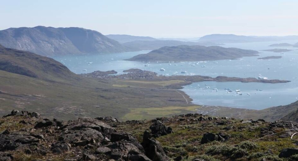 – I forhold til indkomstskatteberegningen udarbejdet af Greenland Minerals, så er det værd at bemærke, at der også indgår skat fra grønlandske medarbejdere. Hvis regnestykket skal afspejle den samfundsmæssige merværdi skal man huske, at beløbet ikke skal sammenlignes med 0 kroner, men med alternativet. Her er det formodentlig ligeså realistisk, at de grønlandske medarbejdere ellers havde haft et andet job, hvor de også havde betalt skat, siger professor i økonomistyring ved Aalborg Universitet, Per Nikolaj Bukh, der opfordrer til, at man i Grønland overvejer nøje, hvad det er for et samfund, man gerne vil have, for det er svært at forene landbrug, fiskeri og turisme med mineindustri.
