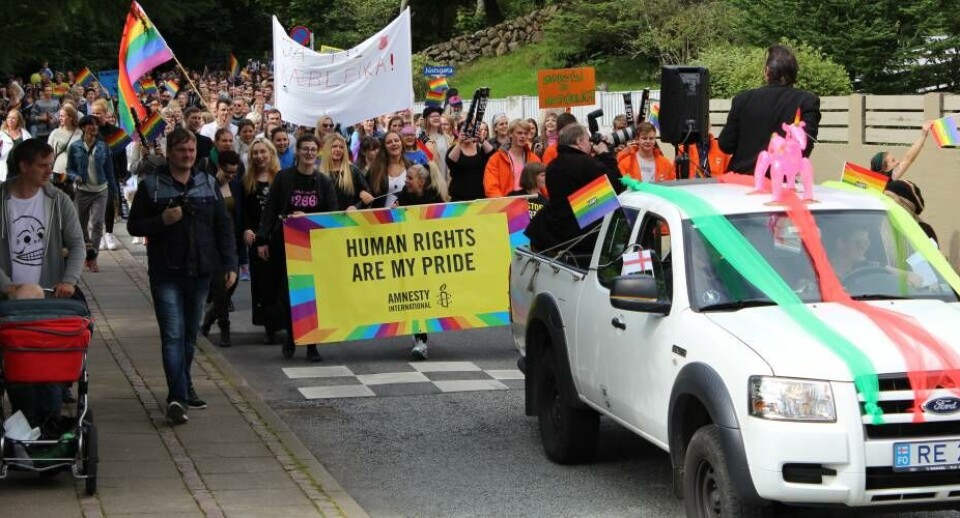 Færøernes regering overlever sag om barselspenge til homoseksuelle