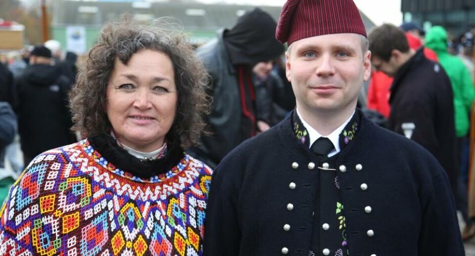 Nationaldragterne blev luftet. Knud Fl. LarsenDet store nordatlantisk kor på plads. Knud Fl. LarsenDe fire flag foldede sig på havnen i Odense. Knud Fl. LarsenSnorene klippes og Nordatlantisk Hus er åbnet. Foto: Knud Fl. Larsen Knud Fl. LarsenDer var trængsel fra første sekund. På billedet ses blandt andre Odenses borgmester Anker Boye, direktør Kirsten Mærsk Nordatlantisk Hus og rådmand Steen Møller formand for Nordatlantisk Hus. Knud Fl. LarsenEdward Fuglø fortæller om sit fornemme vægmaleri. Knud Fl. LarsenNationaldragterne blev luftet. Knud Fl. LarsenDet store nordatlantisk kor på plads. Knud Fl. LarsenDe fire flag foldede sig på havnen i Odense. Knud Fl. LarsenSnorene klippes og Nordatlantisk Hus er åbnet. Foto: Knud Fl. Larsen Knud Fl. LarsenDer var trængsel fra første sekund. På billedet ses blandt andre Odenses borgmester Anker Boye, direktør Kirsten Mærsk Nordatlantisk Hus og rådmand Steen Møller formand for Nordatlantisk Hus. Knud Fl. LarsenEdward Fuglø fortæller om sit fornemme vægmaleri. Knud Fl. Larsen