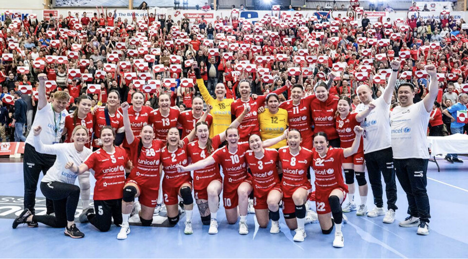 Den begejstrings-bølge, som blevgrundlagt i juni i Nuuk under VMkvalifikationen, er ført videreunder VM – på trods af en stribenederlag. TAAK-formand eroptimistisk på sportens vegne.