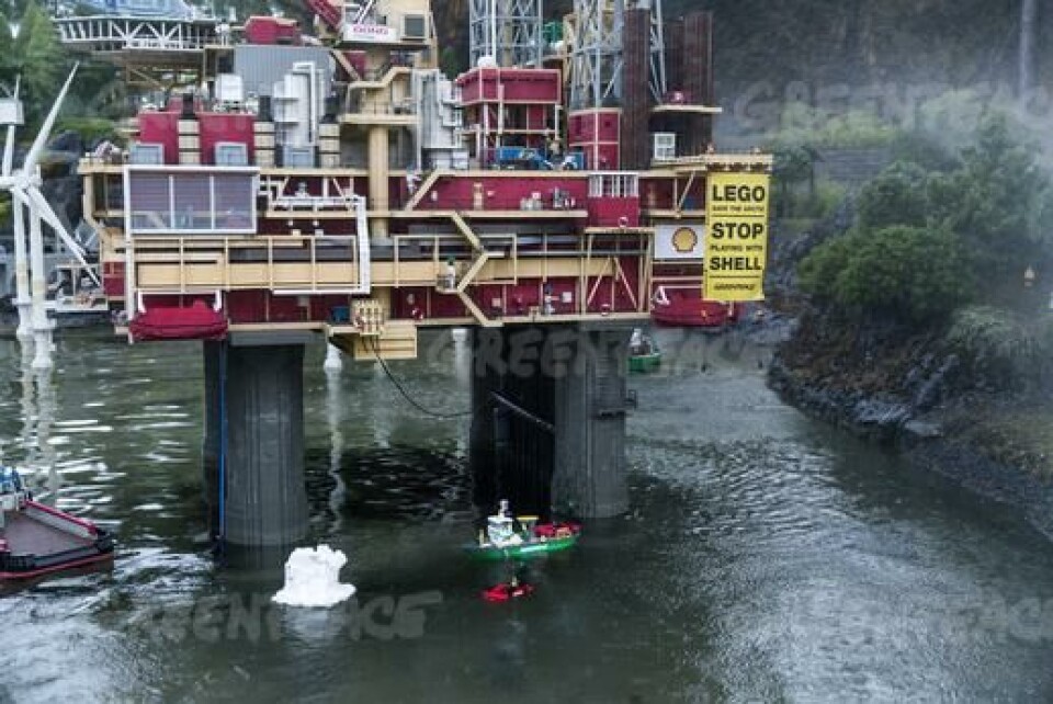 Greenpeace aktionerer i Legoland