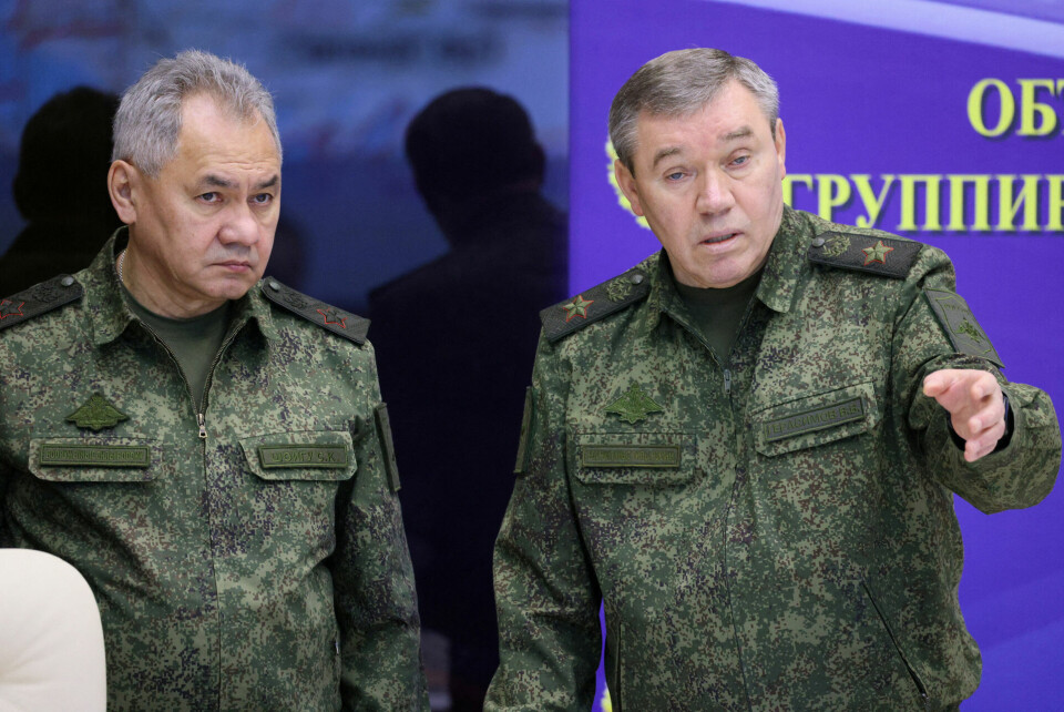67-årige Gerasimov (th) anses for at være den tredjemest magtfulde mand i det russiske militær. Gerasimov var ikke blevet set offentligt siden tidligt i juni - før Wagner-mytteriet. (Arkivfoto