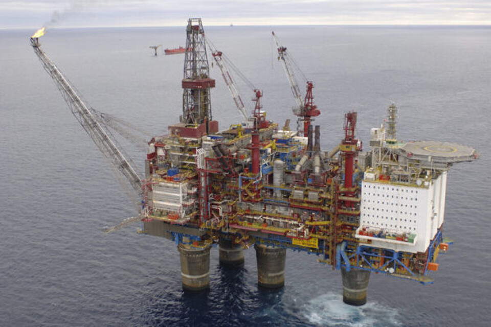 Statoil Gullfaks A. Foto: Øyvind Hagen / StatoilHydro Brændende olieboreplatform, 80 kilometer ud for kysten i Louisiana. Gerald Herbert/AP/POLFOTO Cairn's olieefterforskning kan rammes af samme uheld, som det der ramte Statoil i maj i Norge. Foto: Greenpeace Statoil Gullfaks A. Foto: Øyvind Hagen / StatoilHydro Brændende olieboreplatform, 80 kilometer ud for kysten i Louisiana. Gerald Herbert/AP/POLFOTO Cairn's olieefterforskning kan rammes af samme uheld, som det der ramte Statoil i maj i Norge. Foto: Greenpeace Statoil Gullfaks A. Foto: Øyvind Hagen / StatoilHydro