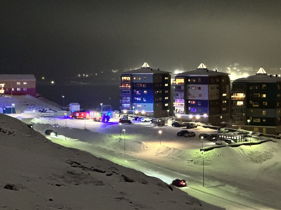 Bil i brand på parkeringsplads