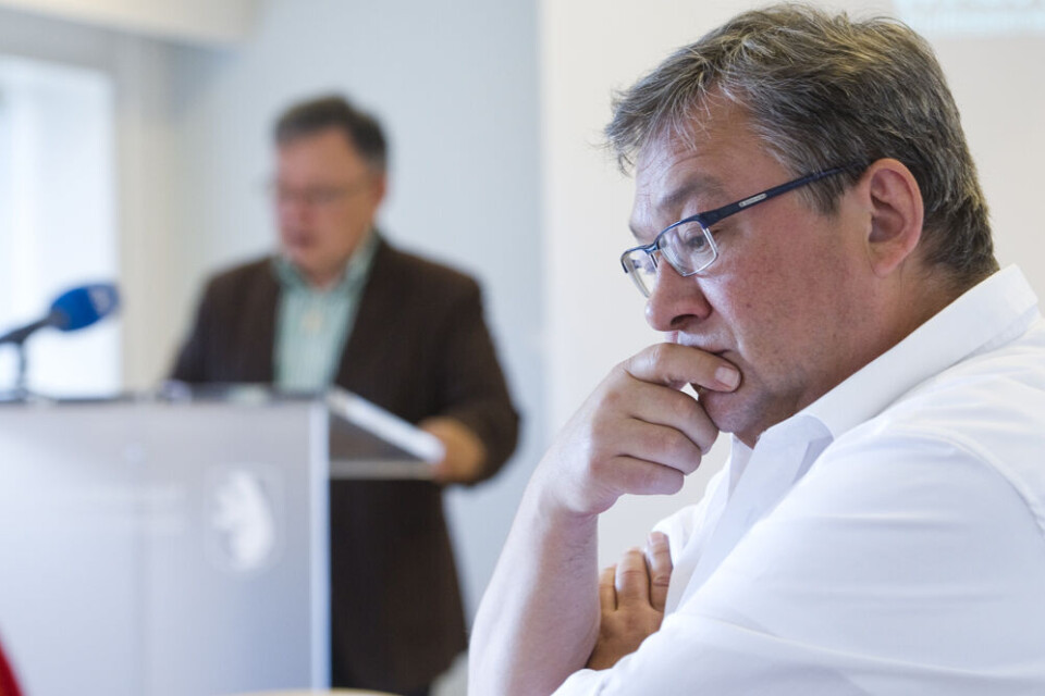 Formand for Naalakkersuisut Kuupik Kleist, IA, i forgrunden med medlem af Naalakkersuisut for erhverv og råstoffer Ove Karl Berthelsen, IA, i baggrunden. Foto: Leiff Josefsen