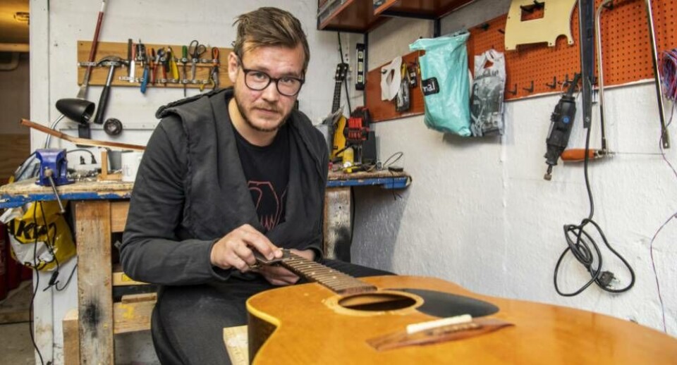 Palleq startede på spisebordet i hjemmet, da han opstartede som instrumentmager igen. Men det blev uholdbart og siden da har han rykket lidt rundt og er nu endt i kælderen under Nuuk Kunstmuseum.