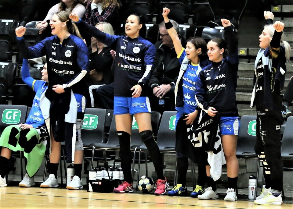 Lykke Frank Hansen og holdkammeraterne jubler over endnu en scoring.