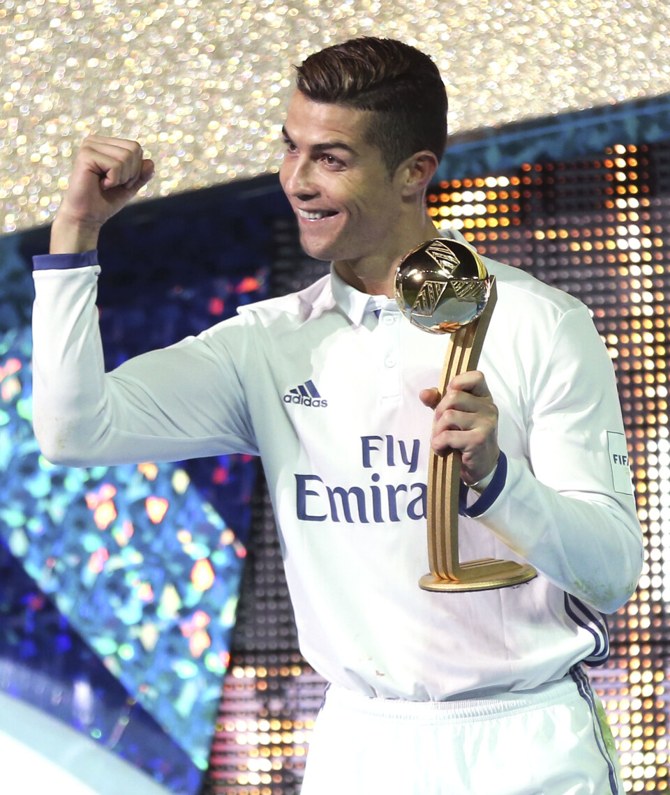 Cristiano Ronaldo er storfavorit til at løbe med mere hæder for 2016, når Fifa mandag lancerer nye kåringer