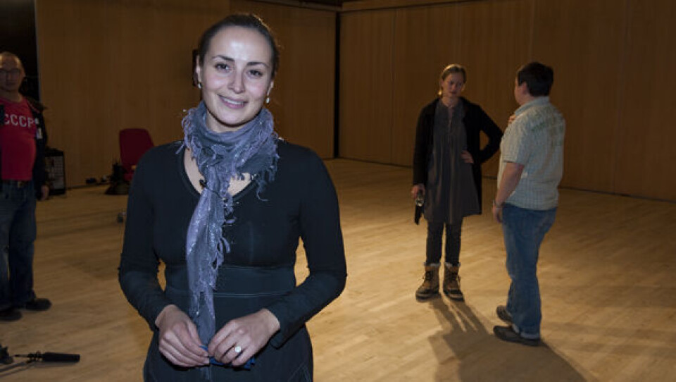 Julie Berthelsen glæder sig til sms stemmerne fra Grønland. Foto: Leiff Josefsen.