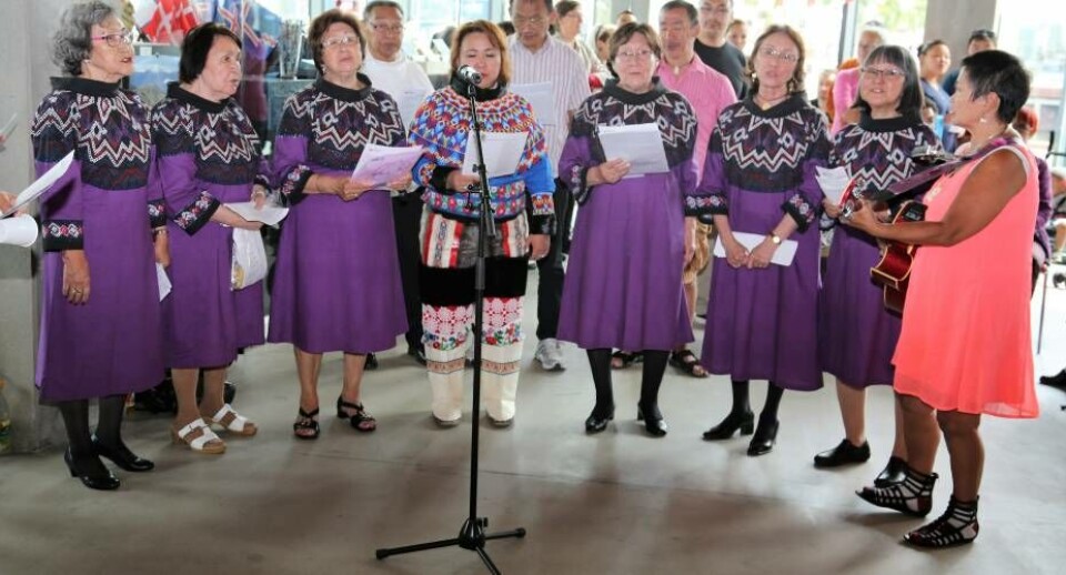 Umiaq Koret i meget klædelige lilla kjoler på scenen Knud Fl. LarsenFormanden for Umiaq, ArnánguaK Hansen, hejste Erfalasorput på havnen i Odense Knud Fl. LarsenErfalasorput blev på nationaldagen hejst fra alle statslige institutioner i Danmark og på ambassaderne i udlandet. Her er det Skat i Odense, der har hejst flaget Knud Fl. LarsenFolketingsmedlem Aaja Chemnitz Larsen (IA) var årets nationaldagstaler i Odense Knud Fl. LarsenTaler kan godt være kedelige, når man er fire år. Nuunu sammen med sin mor, Arnartaq Hansen Knud Fl. LarsenKristian Søgaards Trio var i dagens anledning udvidet med Ulf Fleischer Knud Fl. LarsenKristian Søgaard kunne som altid få folk på dansegulvet Leiff JosefsenSelvfølgelig skinner solen på en nationaldag Knud Fl. Larsen