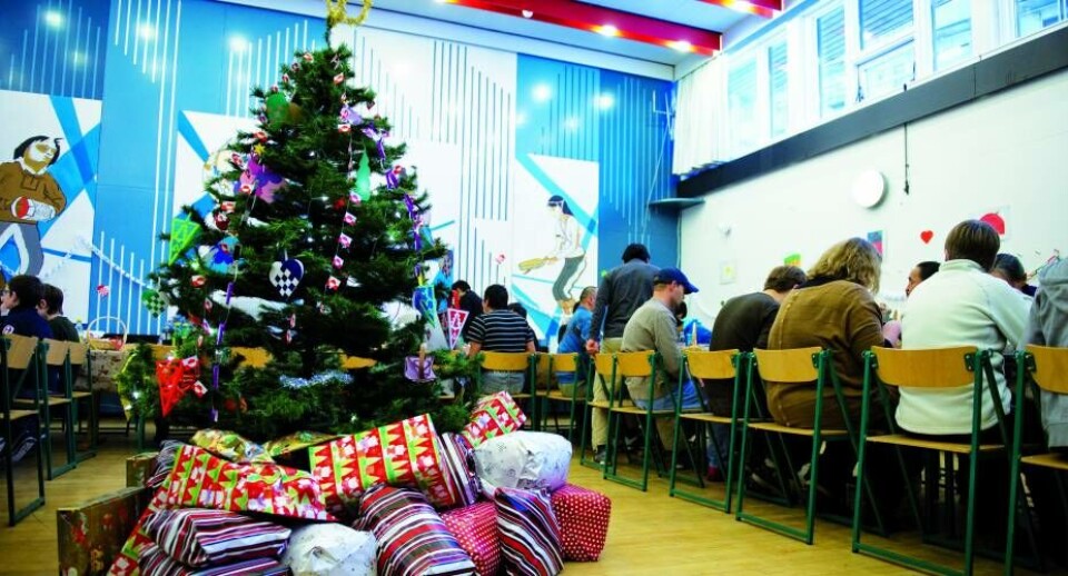 Side om side holder hjemløse og enlige julemiddag. I år skal julemiddagen arrangeres i herberget.