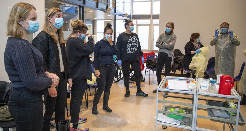 Frivillige fik fik lært hvordan podning af patienter skal foregå for at få det mest optimale testresultat
