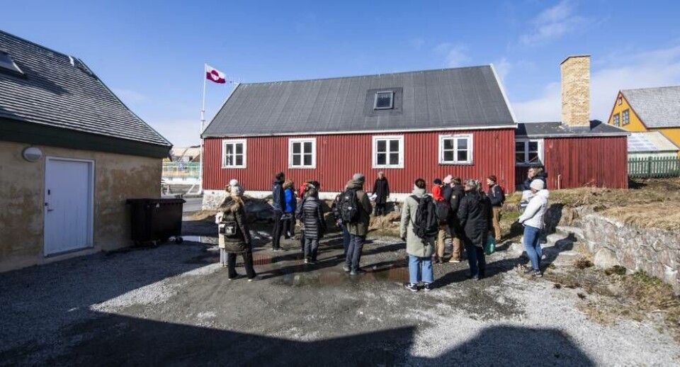 På trods af kulde og blæst, var der omkring 20, der dukkede op for at lære mere om Nuuks oprindelse.