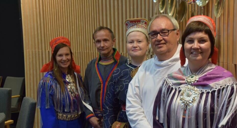 Fem præsidenter deltog ved Sameparlamentets åbning i Finland. Fra venstre Samerådets internationale præsident Áile Javo, det svenske Sameparlaments præsident Håkan Jonsson, præsidenten for det finske Sameparlament Klemetti Näkkäläjärven, Grønlands præsident Hjalmar Dahl og Áile Keskitalo, præsidenten for det norske Sameparlament ICC