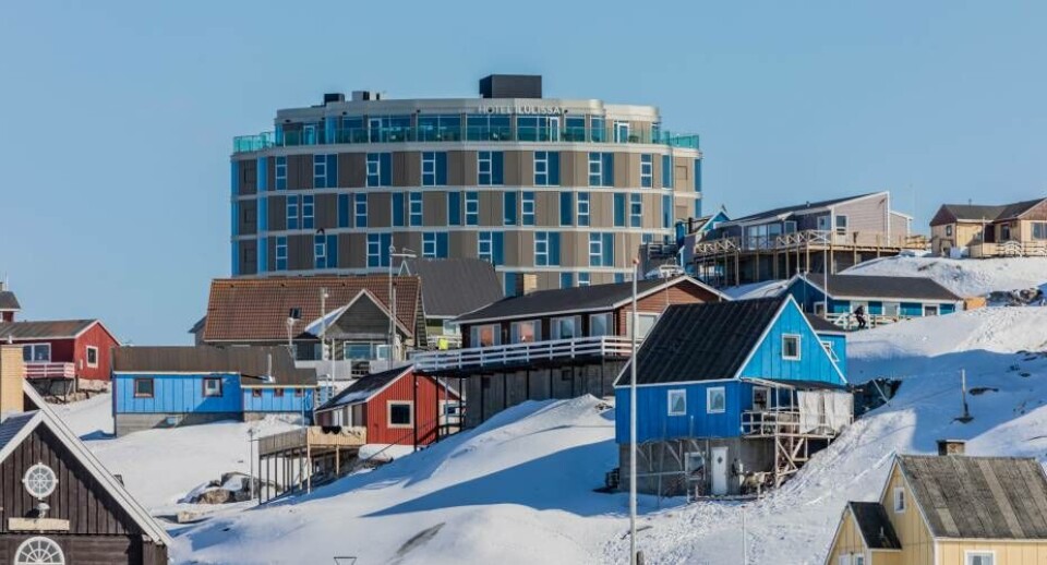 KJ Greenland har mistet mange millioner i indtjening på de afledte effekter af branden på Hotel Ilulissat i 2021. Årsagen var ekstraomkostninger i forbindelse med færdiggørelse af byggeriet. Hotellet ejes af Jens Friis-Salling og brødrene Tommy og Frank Bagger.