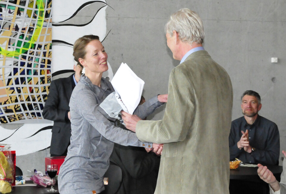 Inge Høst Seiding lykønskes af sin vejleder lektor, ph.d. Ole Marquardt. Foto: Ilisimatusarfik Der var omkring 50 tilhører ved Inge Høst Seidings forsvar. Foto: Ilisimatusarfik Inge Høst Seiding lykønskes af sin vejleder lektor, ph.d. Ole Marquardt. Foto: Ilisimatusarfik Der var omkring 50 tilhører ved Inge Høst Seidings forsvar. Foto: Ilisimatusarfik Inge Høst Seiding lykønskes af sin vejleder lektor, ph.d. Ole Marquardt. Foto: Ilisimatusarfik Der var omkring 50 tilhører ved Inge Høst Seidings forsvar. Foto: Ilisimatusarfik
