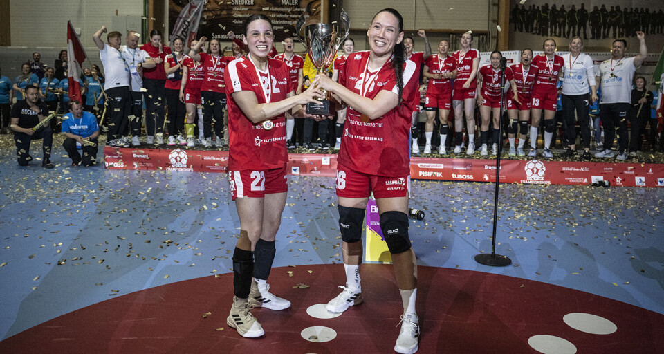 Der var stor glæde, da kvinderne, efter en suveræn kvalifikationsturnering i Nuuk kunne løfte trofæet og sikrer sig en billet til VM i Norge til november.